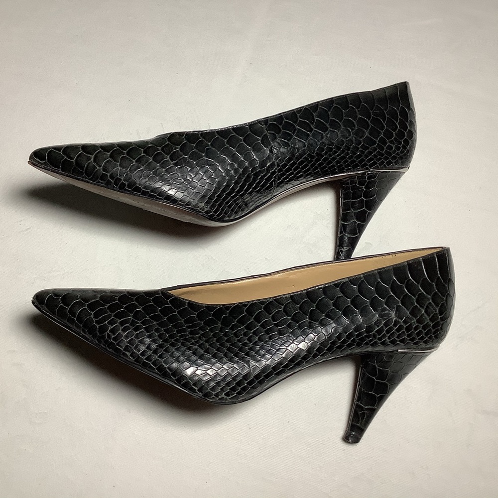 Michael Kors Black snakeskin Heels Size 8.5